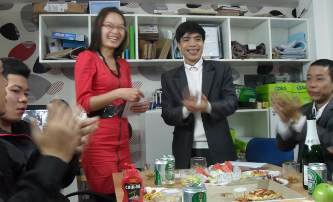 ( Giám đốc tuyên dương khen thưởng bà  Nguyễn Phương Thúy ( P. Kinh doanh) đã có thành tích trong tốt năm 2011)