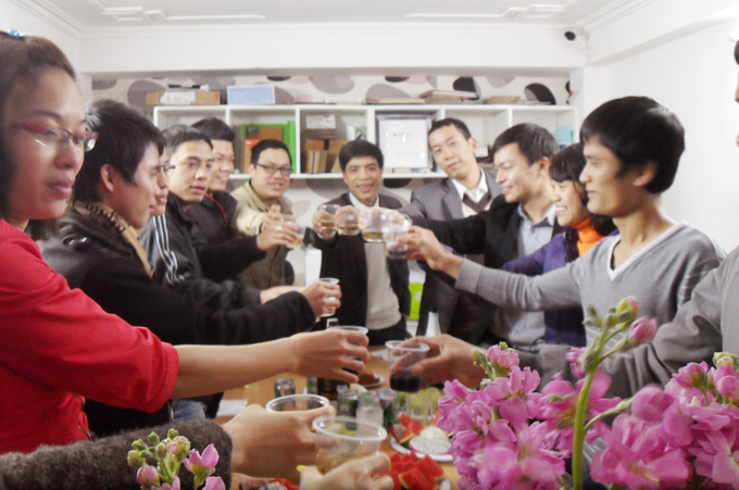 ( Cán bộ công ty Không Gian Mở nâng ly rượu chúc mừng năm mới 2012)